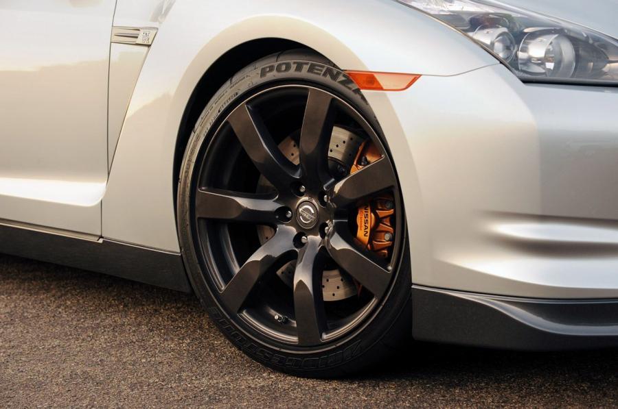  Nissan GT-R 2010 года  (фото 38 из 44)